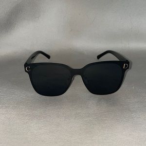 Designer inspired sunglasses comes with box and cloth case